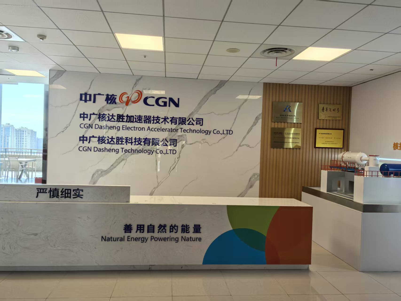 <table> <tr><td colspan="2"></td> </tr> <tr><td colspan="2">咖i</td> </tr> <tr><td></td> <td rowspan="2"></td> </tr> <tr><td>I</td> </tr> </table>